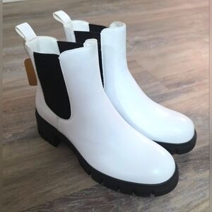Vepose New York White Slip On Chelsea Boot Size 8.5 - NWT